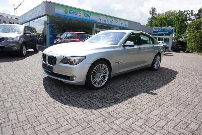 Titansilber metallic Gebraucht 2009 BMW 750 Performance Limousine | 11.999 € (Fairer Preis) - Bild 1/4