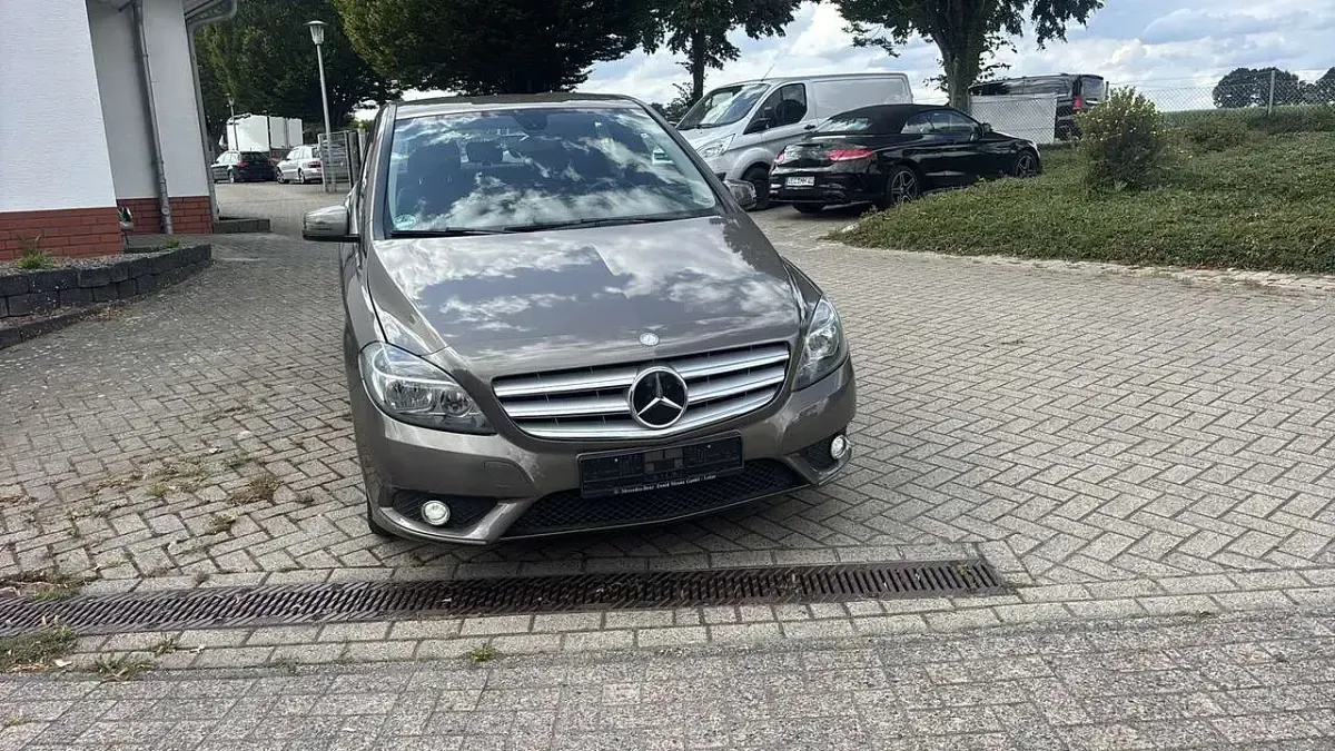 Gebraucht Mercedes B200 109 PS (80 kW) 2013 Braun Kleinwagen