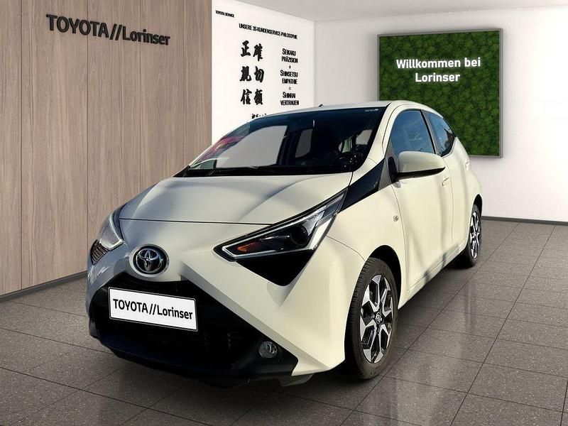 Weiß Gebraucht 2020 Toyota Aygo X-play Kleinwagen | 12.650 € (Fairer Preis) - Bild 1/4
