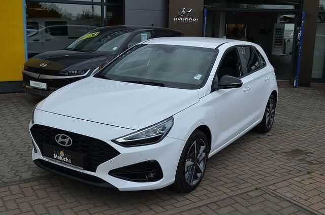 Gebraucht Hyundai i30 120 PS (88 kW) 2024 Atlas white / sol Limousine