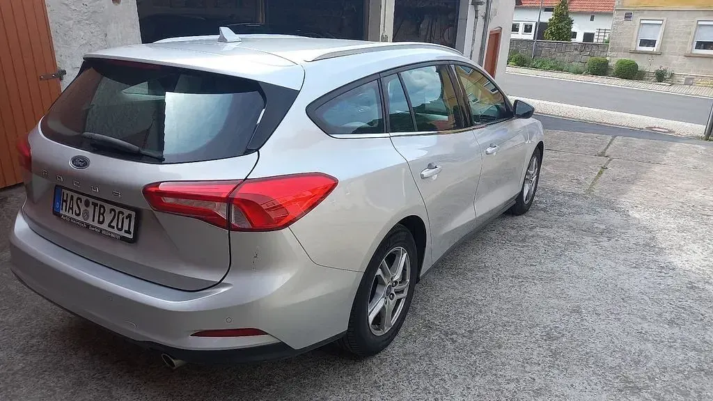 Gebraucht Ford Focus Titanium 120 PS (88 kW) 2019 Silber Limousine