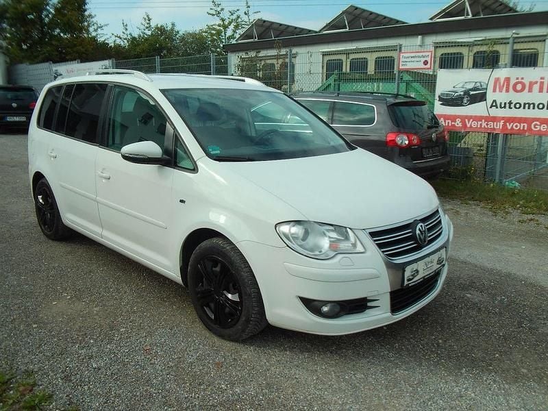 Weiß Gebraucht 2010 VW Touran Highline Van / Kleinbus | 3.990 € (Superpreis) - Bild 1/4