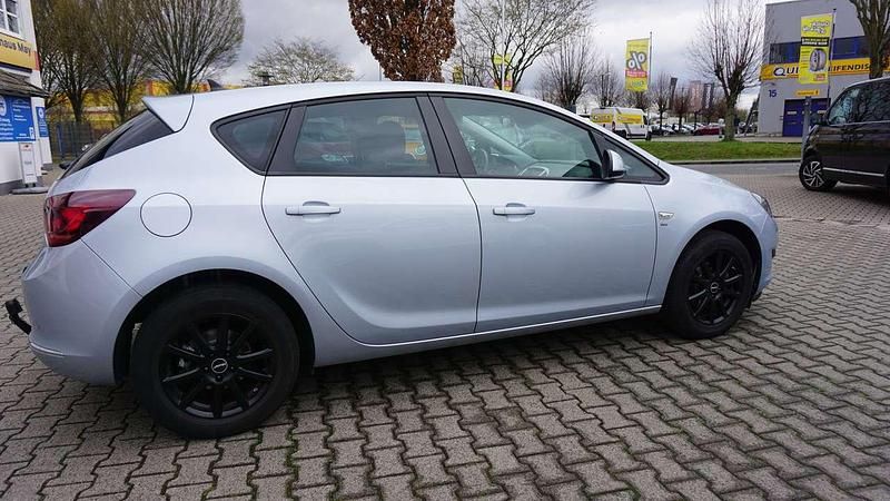 Gebraucht Opel Astra Energy 140 PS (102 kW) 2014 Diamant blau(m2) / diam silb Kleinwagen