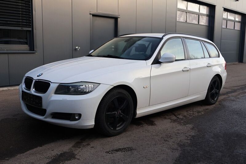 Weiß Gebraucht 2011 BMW 318 Comfort Edition Kombi | 5.450 € (Guter Preis) - Bild 1/4