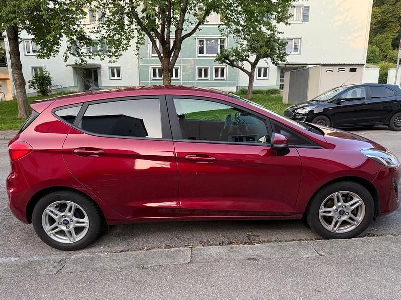 Rot Gebraucht 2020 Ford Fiesta Cool & Connect Kleinwagen | 9.499 € - Bild 1/4