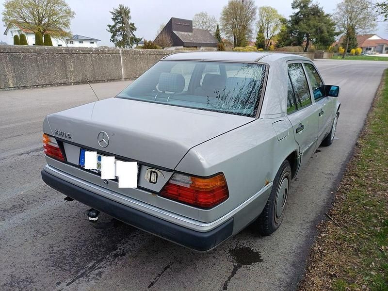Gebraucht Mercedes E230 132 PS (97 kW) 1990 Silber Limousine