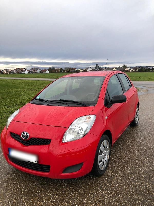 Rot Gebraucht 2009 Toyota Yaris Kleinwagen | 2.900 € (Fairer Preis) - Bild 1/4