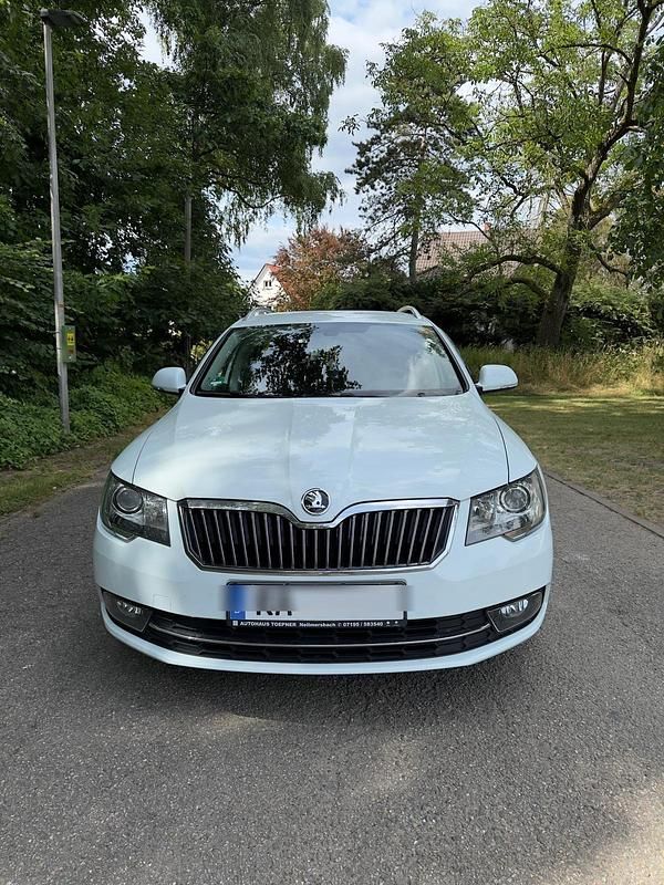 Weiß Gebraucht 2015 Skoda Superb Kombi | 9.300 € (Superpreis) - Bild 1/4