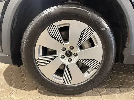 Używany Audi e-tron Comfort 230 kW (313 KM) 2022 Czarny SUV