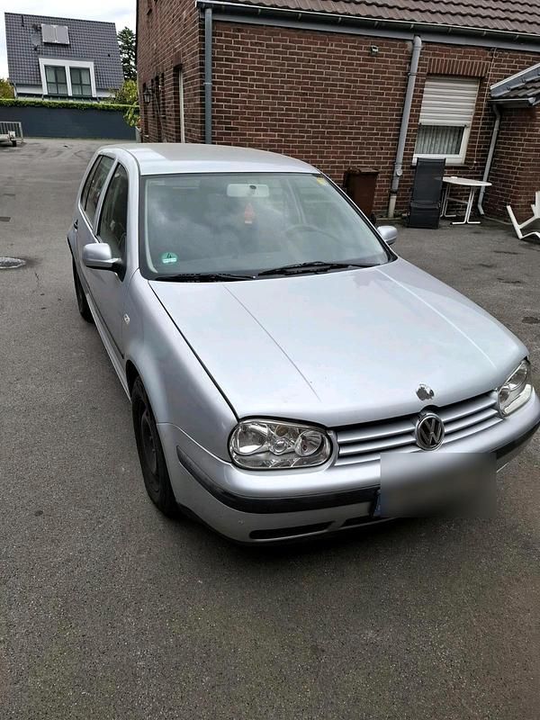 Grau Gebraucht 2001 VW Golf IV Kleinwagen | 500 € (Superpreis) - Bild 1/4