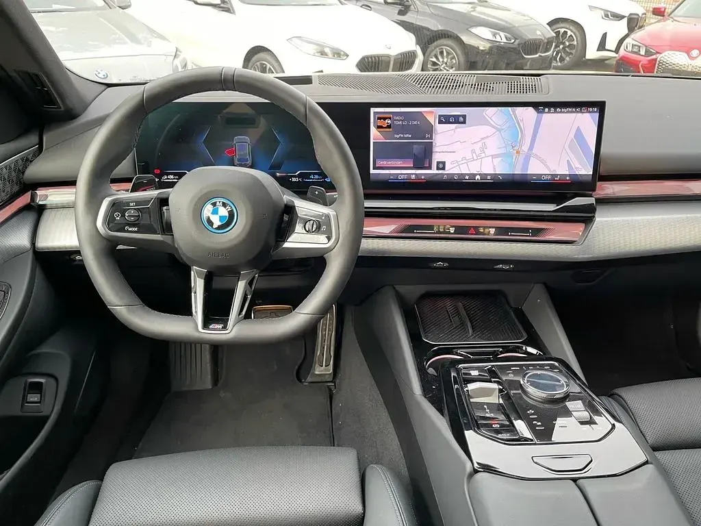 Gebraucht BMW 550e M Sport 489 PS (359 kW) 2025 Cape york grün Kombi