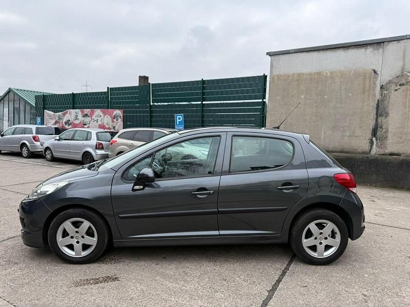 Gebraucht Peugeot 207 Premium 73 PS (53 kW) 2010 Grau Limousine