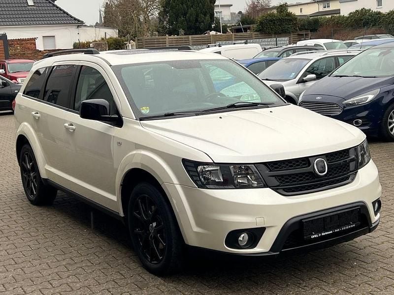 Weiß Gebraucht 2015 Fiat Freemont Black Code SUV | 9.950 € (Fairer Preis) - Bild 1/4