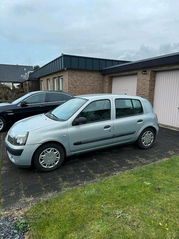 Gebraucht Renault Clio II 60 PS (44 kW) 2002 Silber Kleinwagen