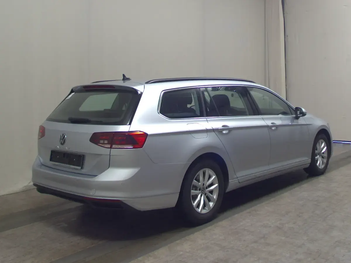 Gebraucht VW Passat Business 150 PS (110 kW) 2023 Silber Kombi