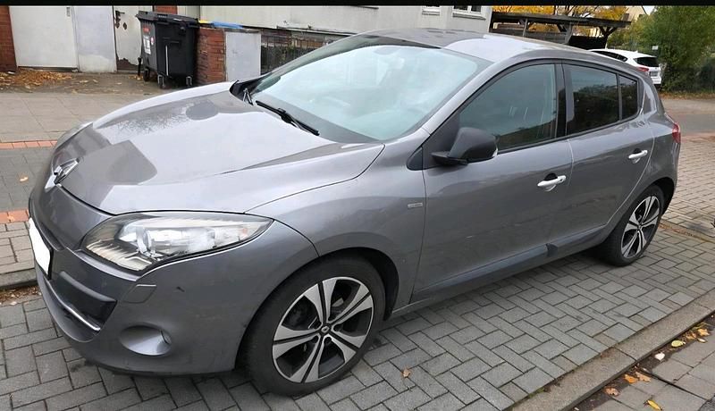 Grau Gebraucht 2011 Renault Mégane Limousine | 3.650 € (Fairer Preis) - Bild 1/4