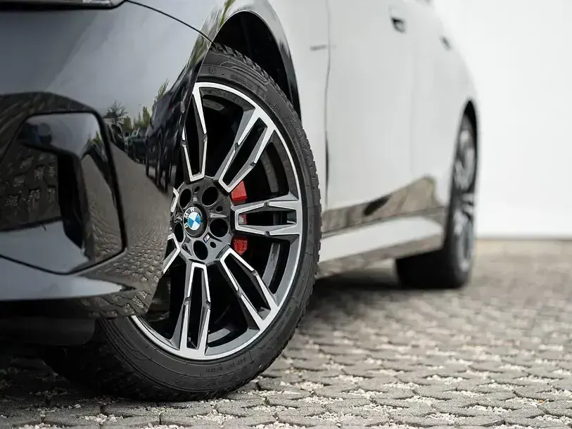 Gebraucht BMW 520 M Sport 197 PS (144 kW) 2025 Saphirschwarzmetallic Kombi
