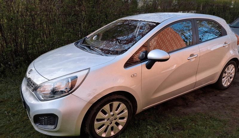 Second-hand Kia Rio Edition 7 109 CP (80 kW) 2012 Argintiu Berlinǎ