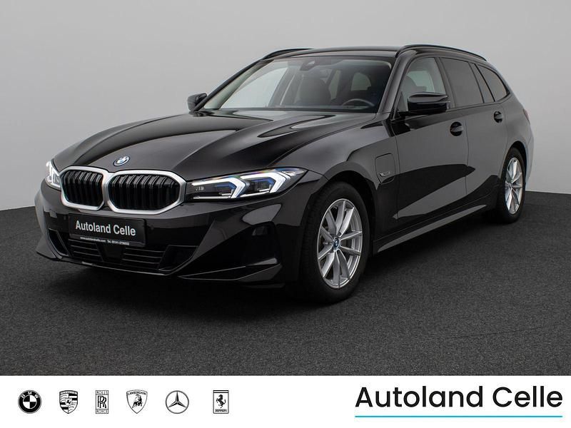 Schwarz 2668 Gebraucht 2022 BMW 320e Sport Line Kombi | 29.999 € (Fairer Preis) - Bild 1/4