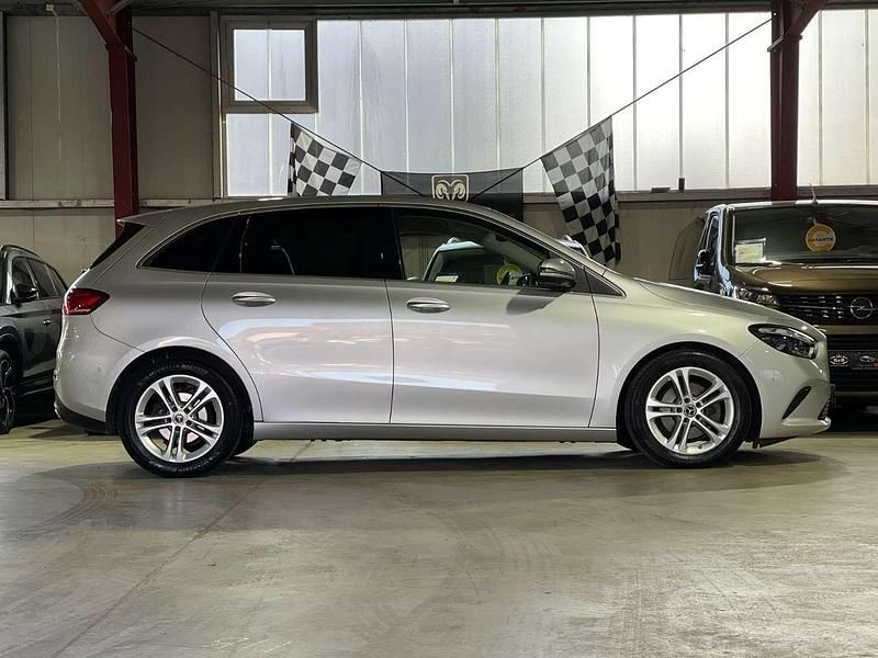 Gebraucht Mercedes B200 150 PS (110 kW) 2024 Iridiumsilber Van / Kleinbus
