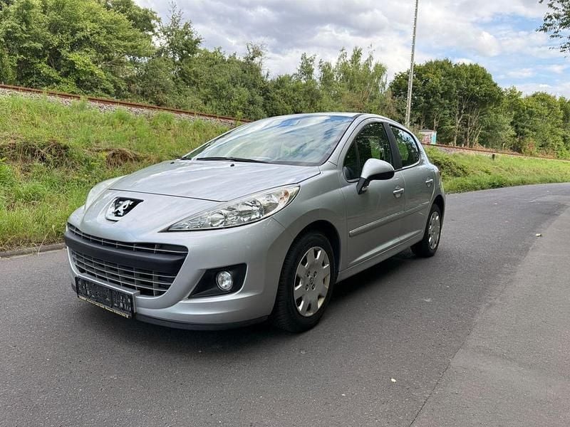 Grau Gebraucht 2011 Peugeot 207 Tendance Limousine | 3.299 € (Fairer Preis) - Bild 1/4