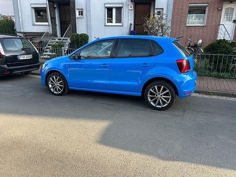 Usado VW Polo 90 HP (66 kW) 2015 Azul Sedan