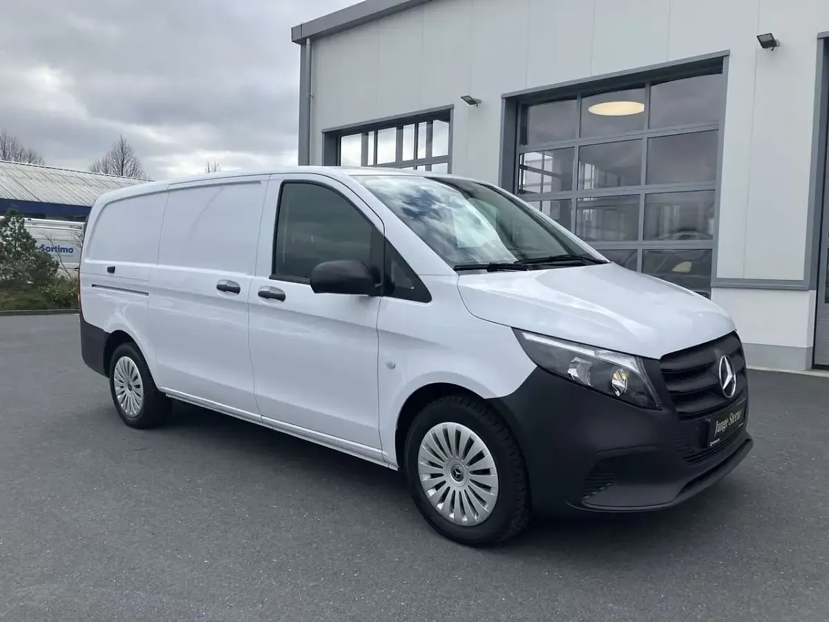 Gebraucht Mercedes Vito 163 PS (119 kW) 2024 Arktikweiß Van