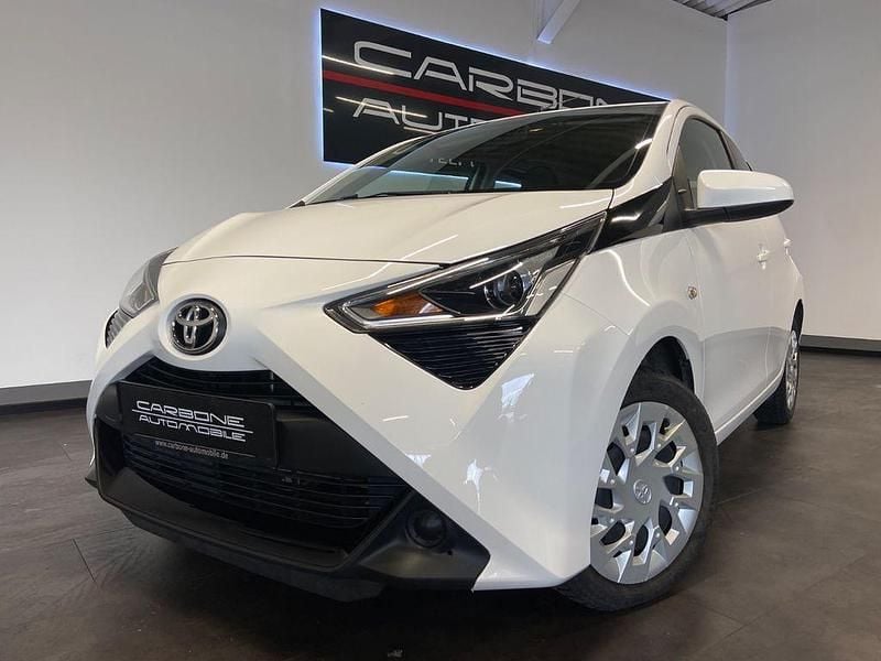 Weiß Gebraucht 2022 Toyota Aygo X-play Kleinwagen | 10.440 € (Superpreis) - Bild 1/4