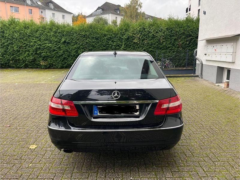 Gebraucht Mercedes E200 Elegance 184 PS (135 kW) 2009 Schwarz Limousine
