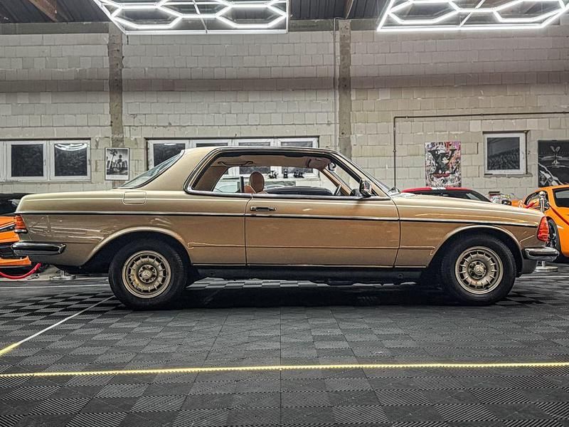 Gebraucht Mercedes 230 136 PS (100 kW) 1982 Gold