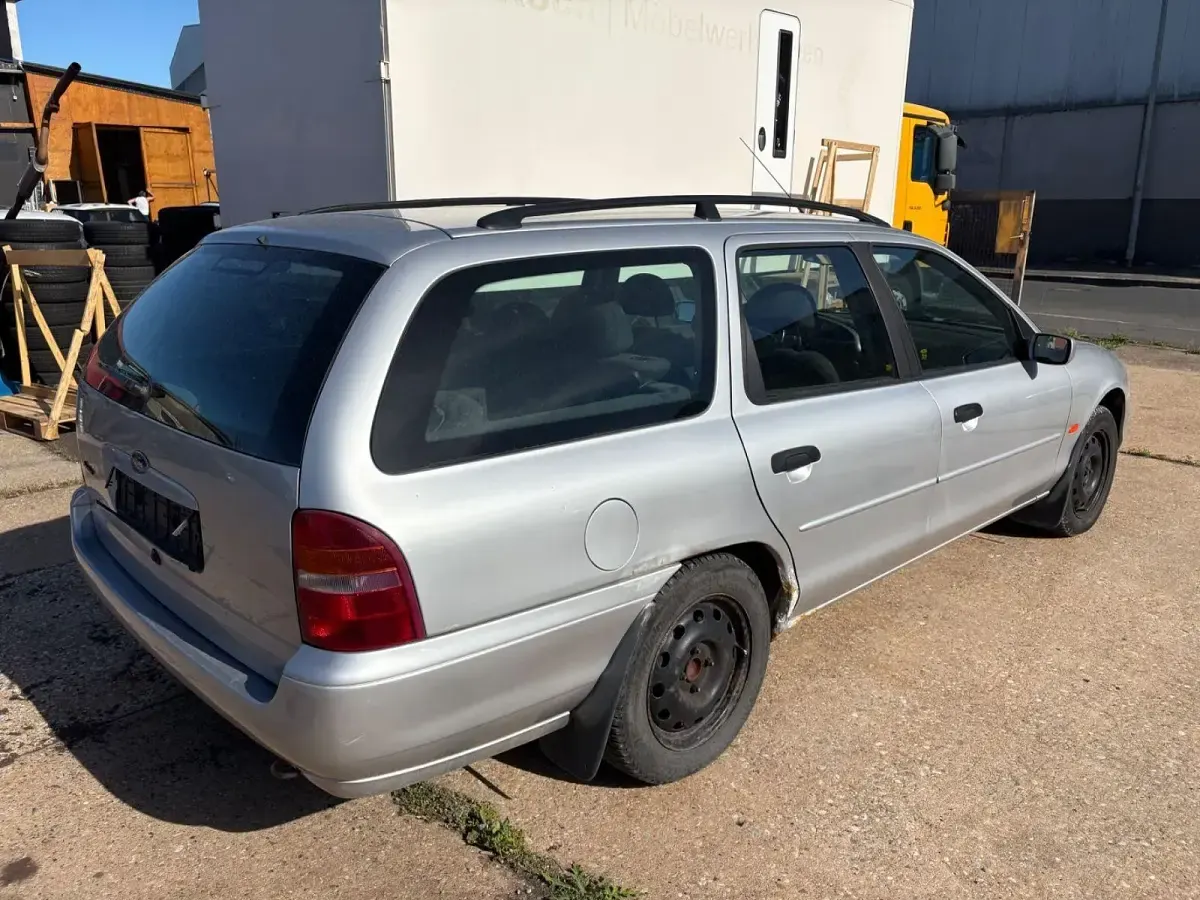 Używany Ford Mondeo 95 KM (69 kW) 2000 Srebrny Kombi