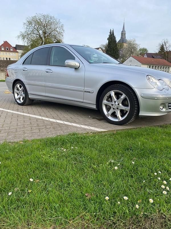 Silber Gebraucht 2005 Mercedes 320 Sport Edition Limousine | 6.590 € - Bild 1/4