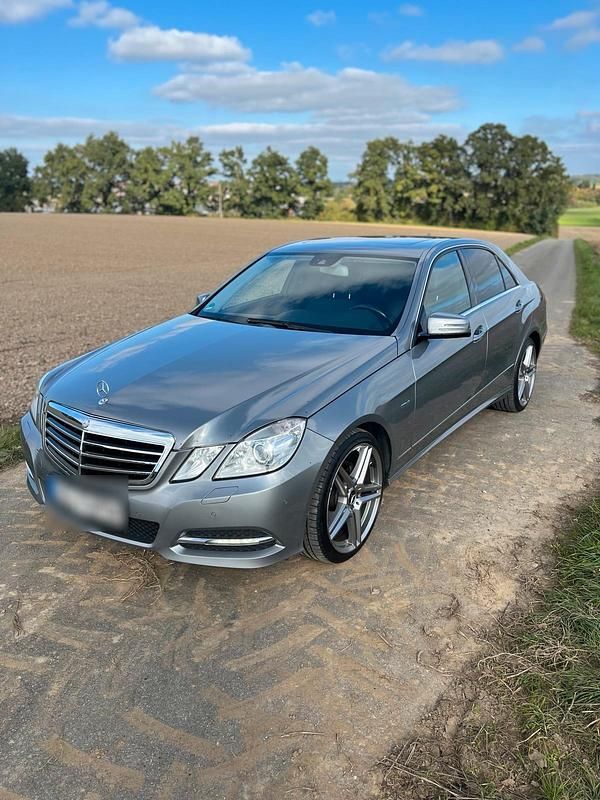 Silber Gebraucht 2011 Mercedes E200 Avantgarde Limousine | 9.000 € (Fairer Preis) - Bild 1/4