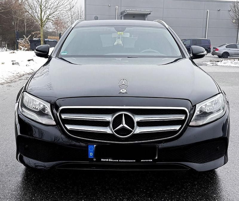 Schwarz Gebraucht 2018 Mercedes E200 Kombi | 19.400 € (Fairer Preis) - Bild 1/4