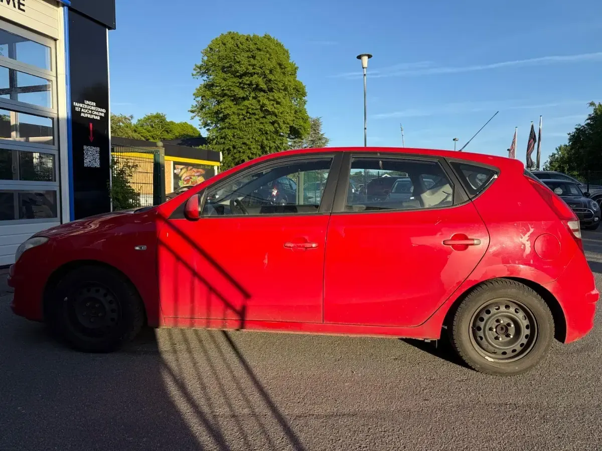 Gebraucht Hyundai i30 Comfort 116 PS (85 kW) 2008 Rot Kleinwagen