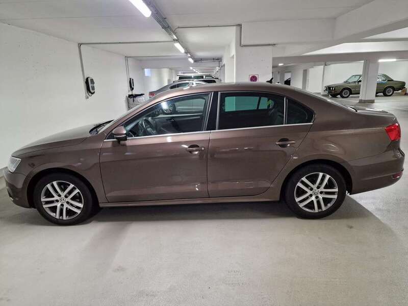 Braun Gebraucht 2013 VW Jetta Highline Limousine | 6.499 € (Fairer Preis) - Bild 1/4