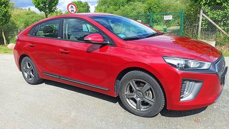 Rot Gebraucht 2021 Hyundai Ioniq Kleinwagen | 16.400 € (Fairer Preis) - Bild 1/4