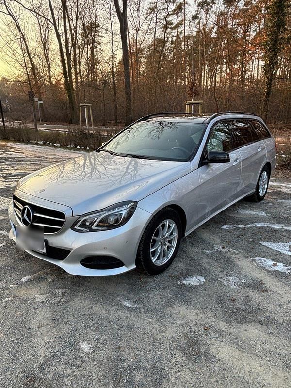 Silber Gebraucht 2017 Mercedes E220 Night Kombi | 18.900 € (Fairer Preis) - Bild 1/4