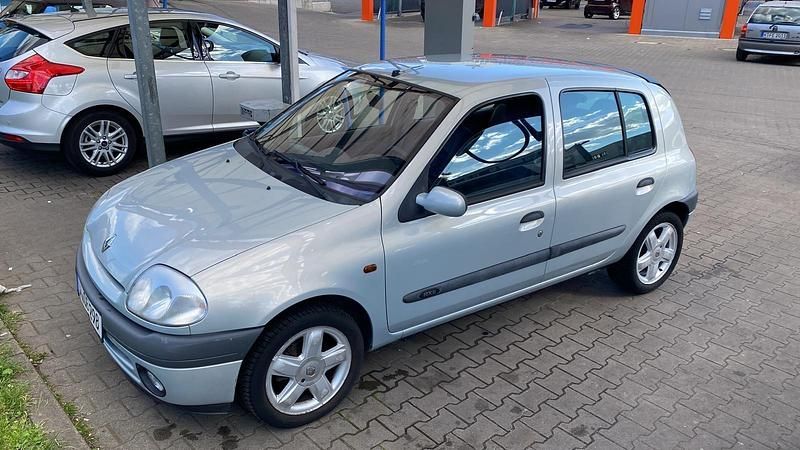 Silber Gebraucht 2001 Renault Clio II Kleinwagen | 1.200 € - Bild 1/1