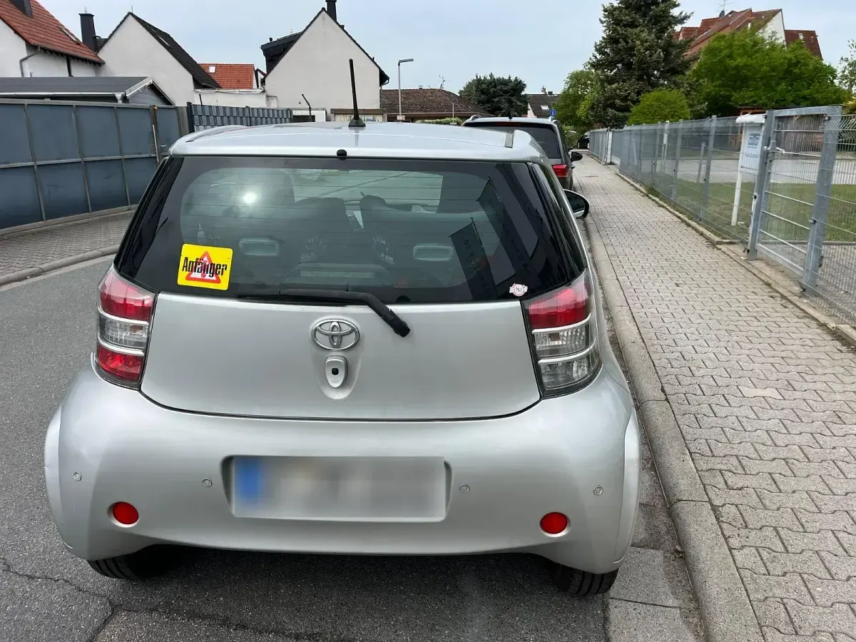 Gebraucht Toyota iQ 68 PS (50 kW) 2009 Silber Kleinwagen