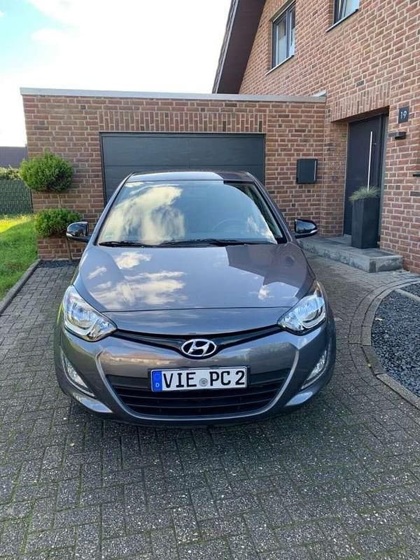 Grau Gebraucht 2014 Hyundai i20 Limousine | 3.450 € (Superpreis) - Bild 1/4