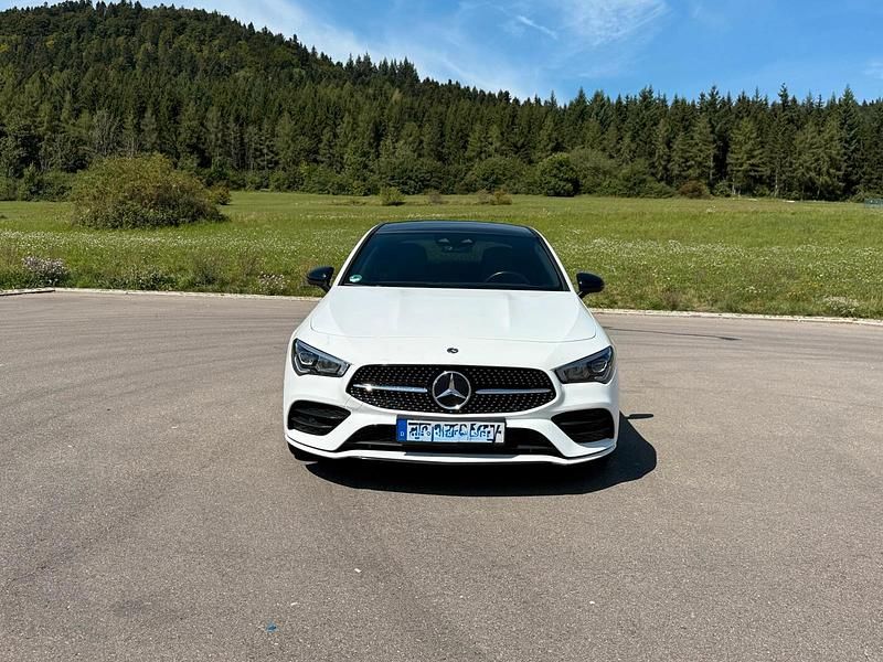 Weiß Gebraucht 2022 Mercedes CLA200 AMG line Coupé | 29.900 € (Fairer Preis) - Bild 1/4