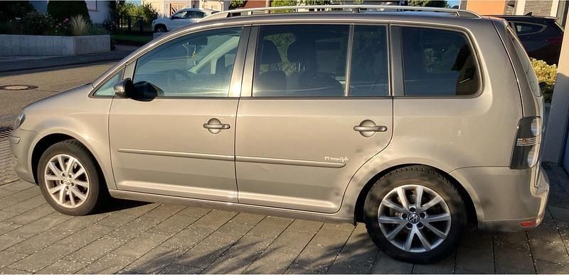 Grau Gebraucht 2010 VW Touran Freestyle Van / Kleinbus | 4.800 € (Superpreis) - Bild 1/3