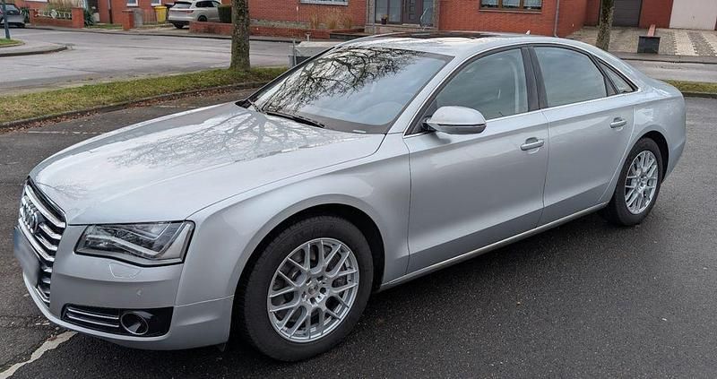Silber Gebraucht 2013 Audi A8 Ambiente Limousine | 34.900 € - Bild 1/4