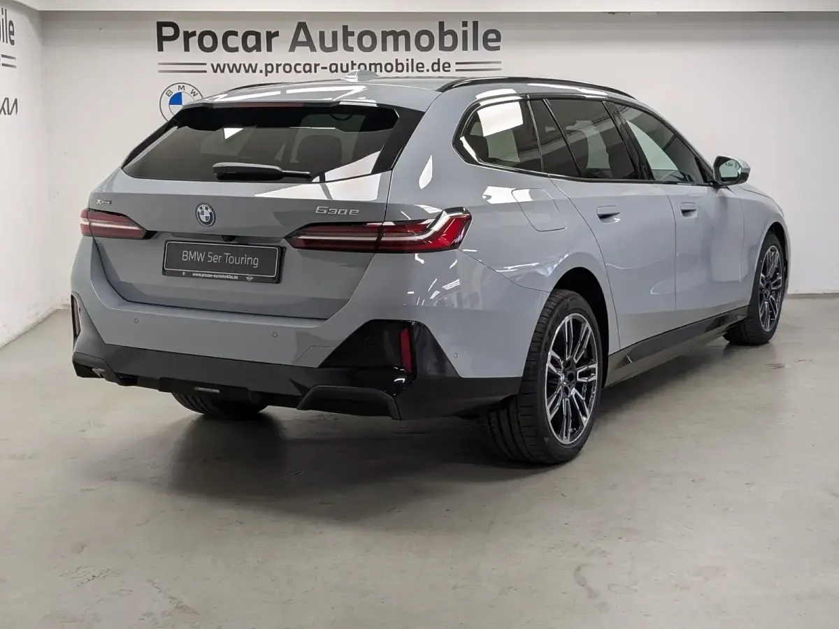 Neu BMW 530e M Sport 299 PS (219 kW) 2026 Grau Kombi