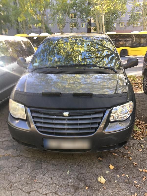 Grau Gebraucht 2004 Chrysler Voyager Van / Kleinbus | 930 € (Fairer Preis) - Bild 1/4