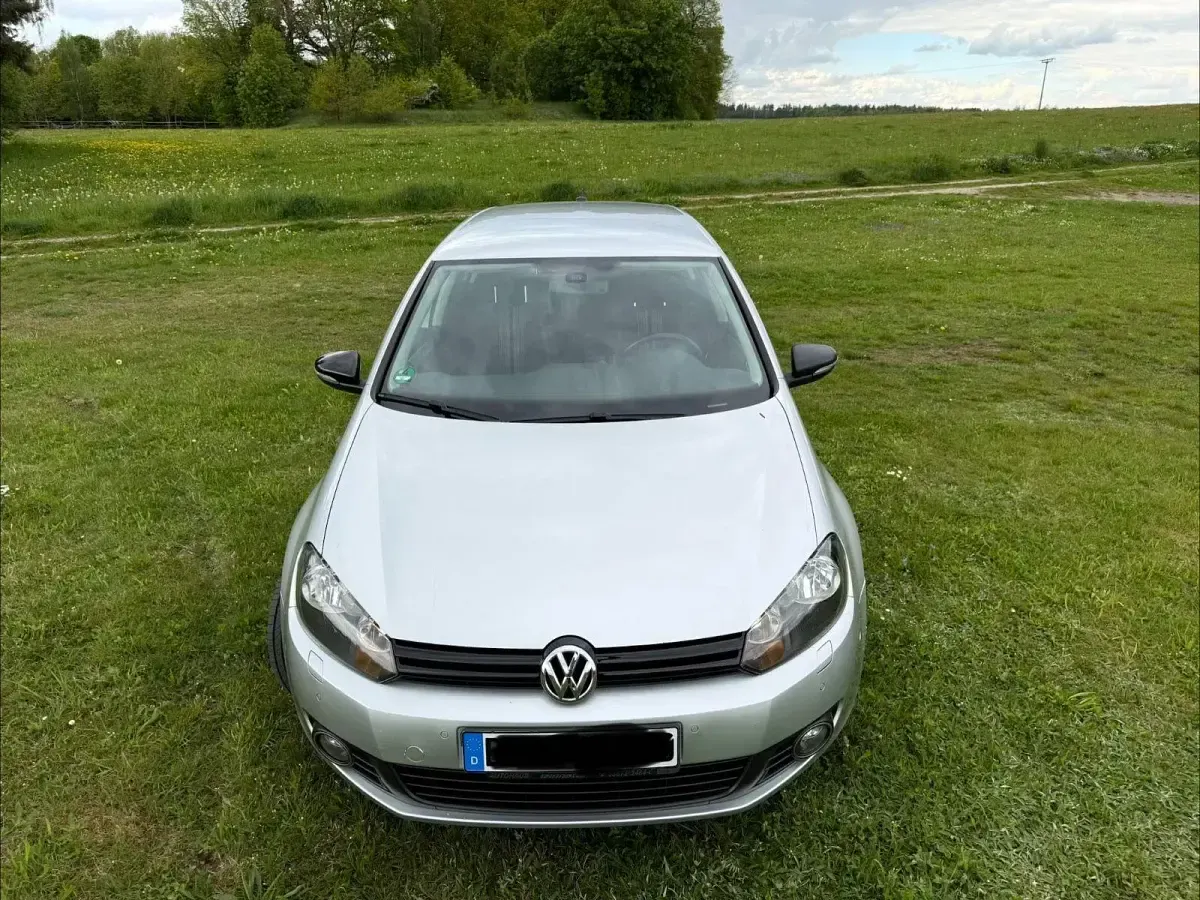 Second-hand VW Golf VII Trendline 105 CP (77 kW) 2012 Argintiu Berlinǎ