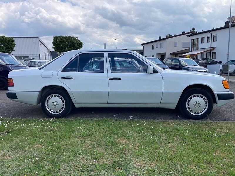 Weiß Gebraucht 1991 Mercedes 300 Limousine | 18.500 € - Bild 1/4