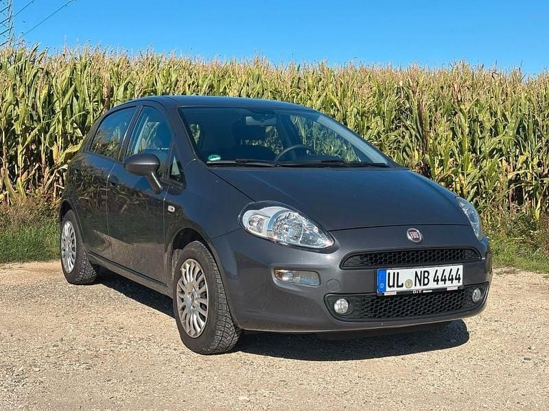 Grau Gebraucht 2017 Fiat Punto Kleinwagen | 4.300 € (Guter Preis) - Bild 1/4