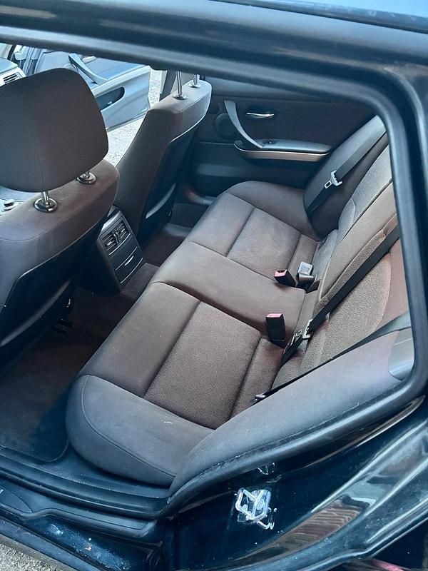 Gebraucht BMW 320 177 PS (130 kW) 2008 Schwarz Kombi